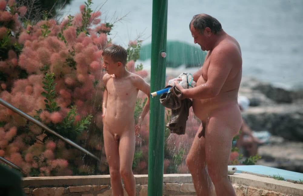 Naturist Shower Profiles pics - Nudism helps overcome prejudices and fears