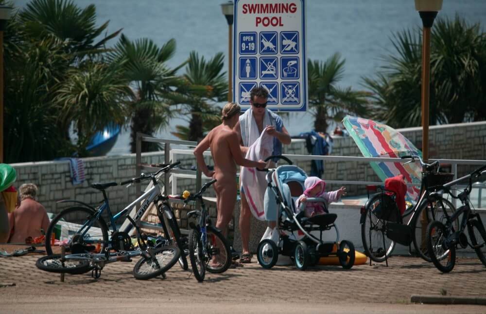 Poolside Camp Gathering pics - Naturism enthusiasts choose the natural world