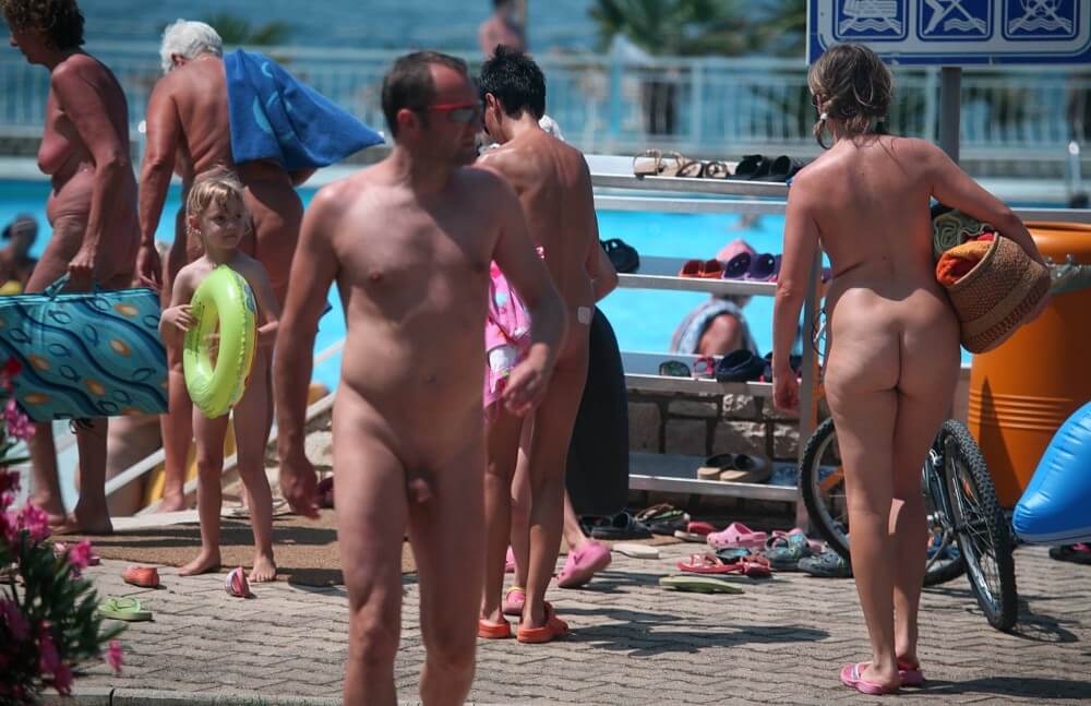 Daytime Nudists Chill Out photos - Family nudism in the 21st century