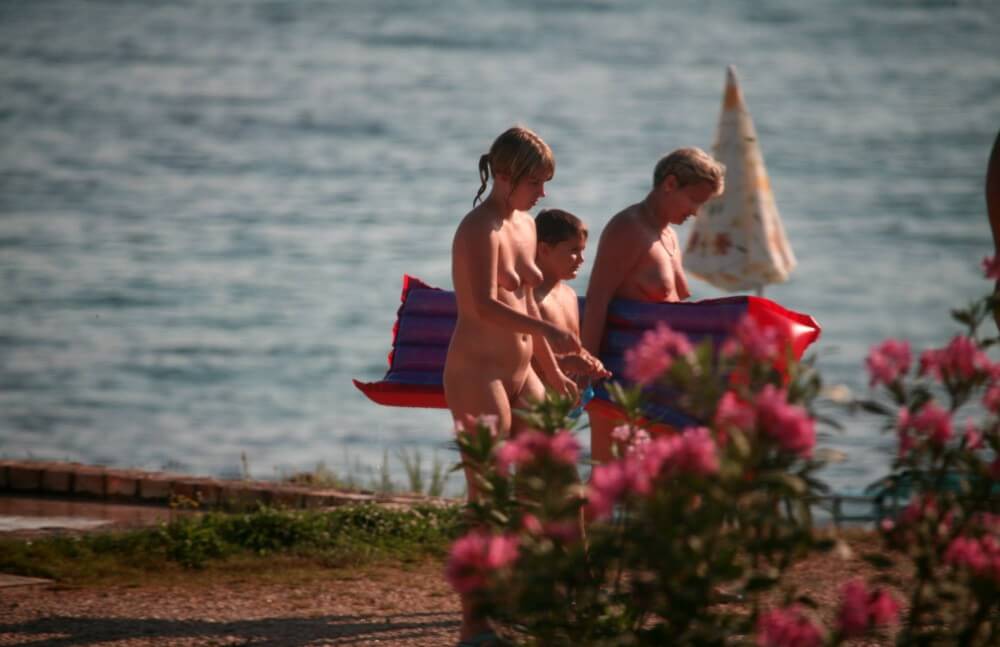 Dusk Til Dawn Showering phoros - Nudism and naturism encourage a love of nature and oneself