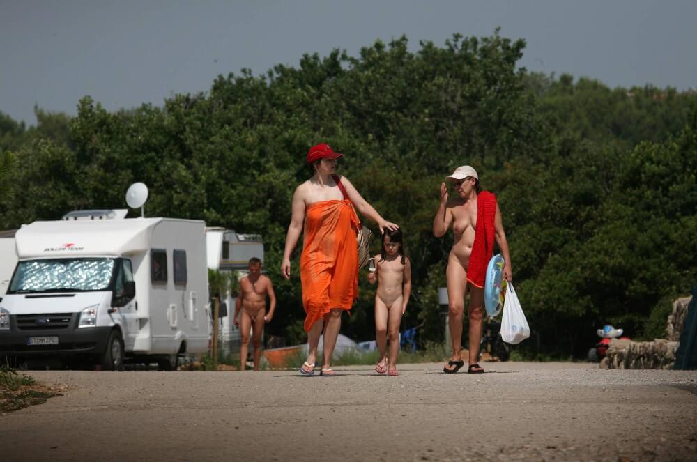 Bondi Beach Path Outskirt pics - Watching naked nudists