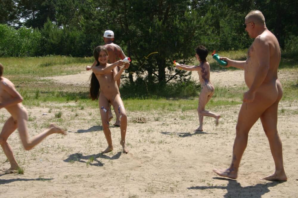 Kiev Group Painting Wild pics - In nudism, people are equal to one another