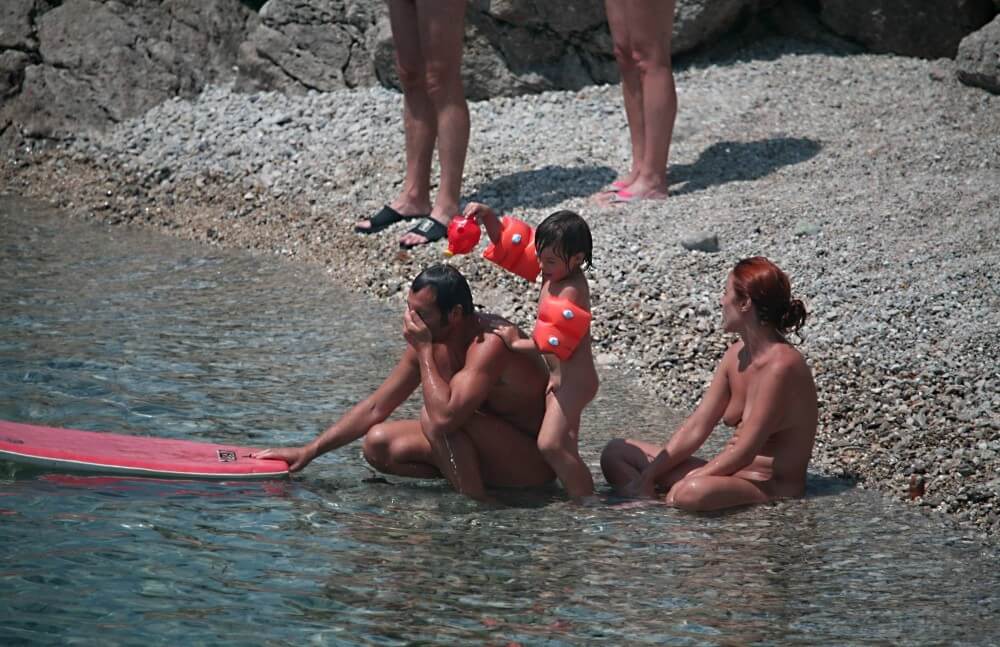 Beach Nudist Family Shore Camp pics - Sincerity is the foundation of the nudist lifestyle