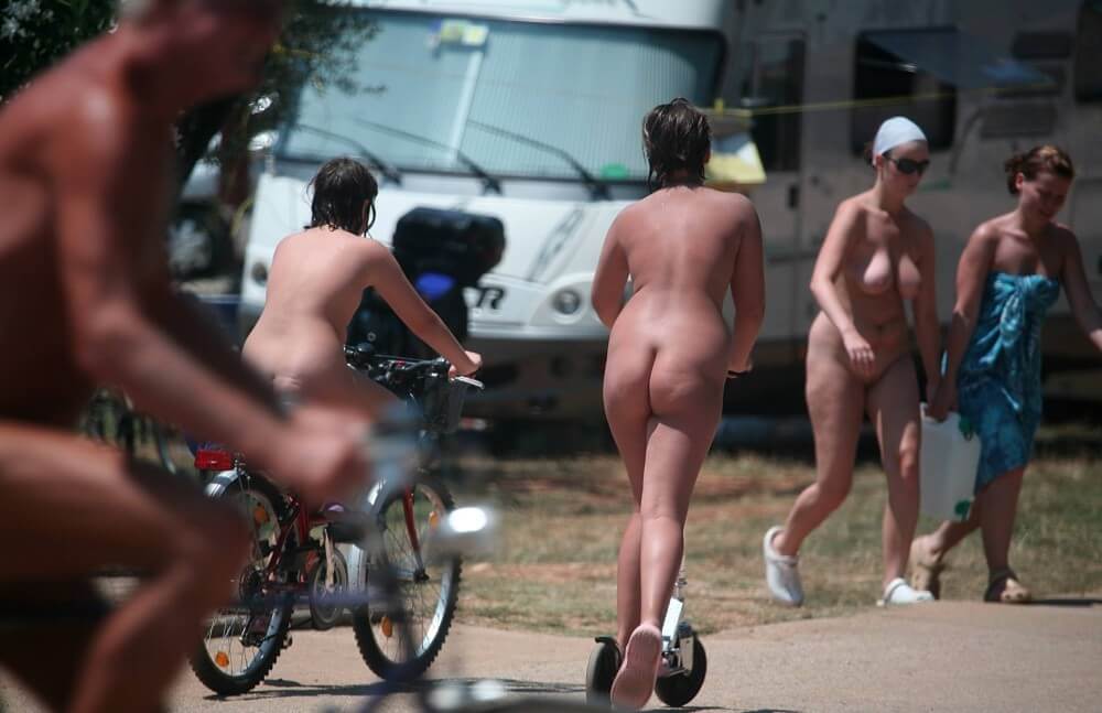 Park Misc Walks pics - Nudism improves health and boosts self-esteem