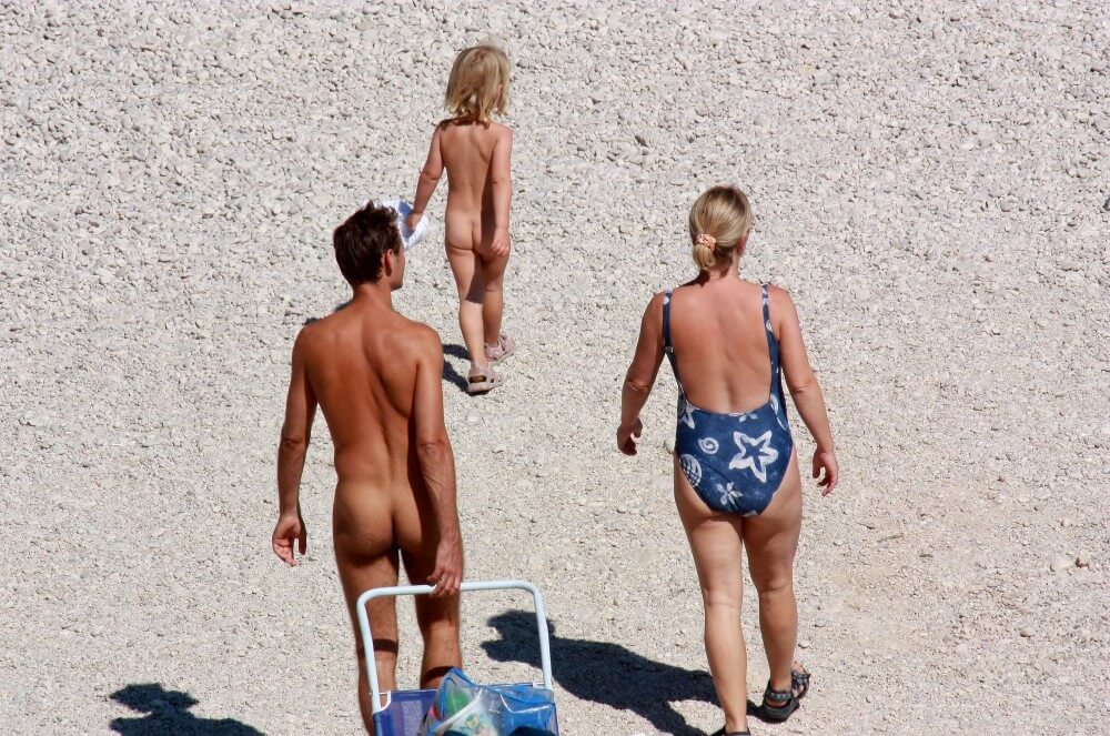 Beach Voyage Nudism Life pics - Clothing is also a mask for a nudist