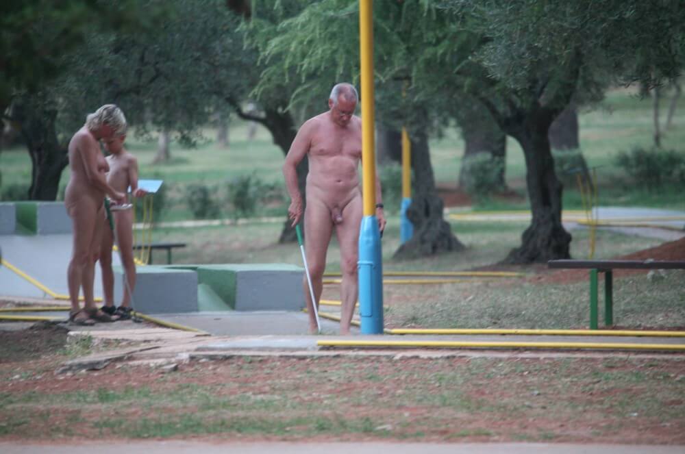 Mini-Golf Nude Participants pics - The pursuit of naturalness and freedom