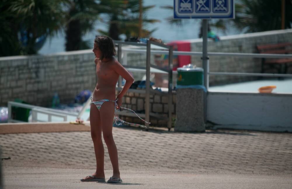 Naturist Pool Walkaround pics - Radical nudism materials