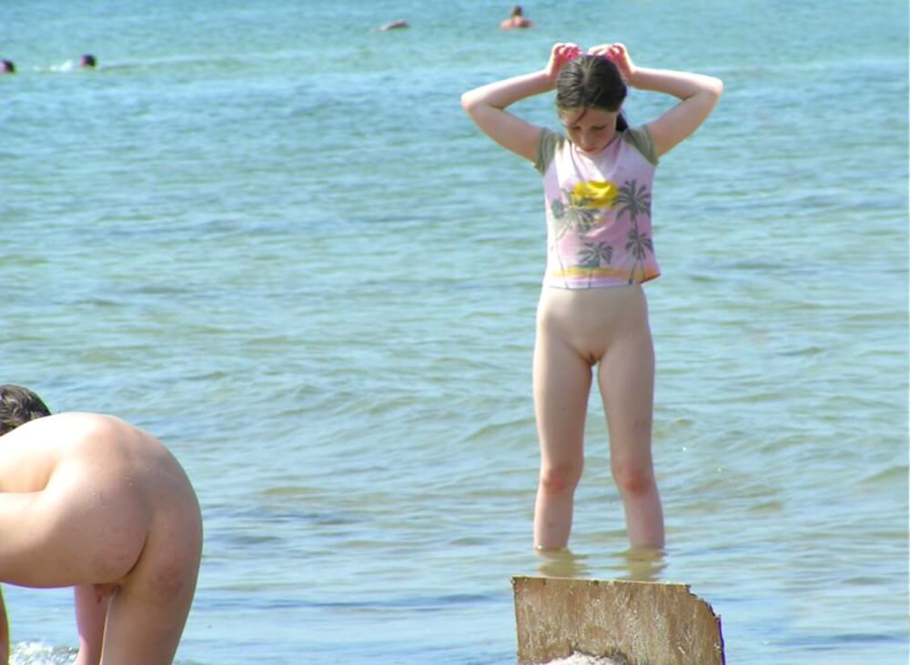 Crazy dirty girls - Nature provides energy and inspiration for the practice of naturism and nudism