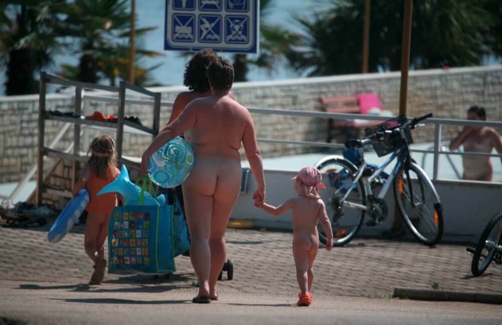 Pool Outskirt Nude Guests pics - They value simplicity and naturalness, and encourage people not to feel self-conscious about being naked