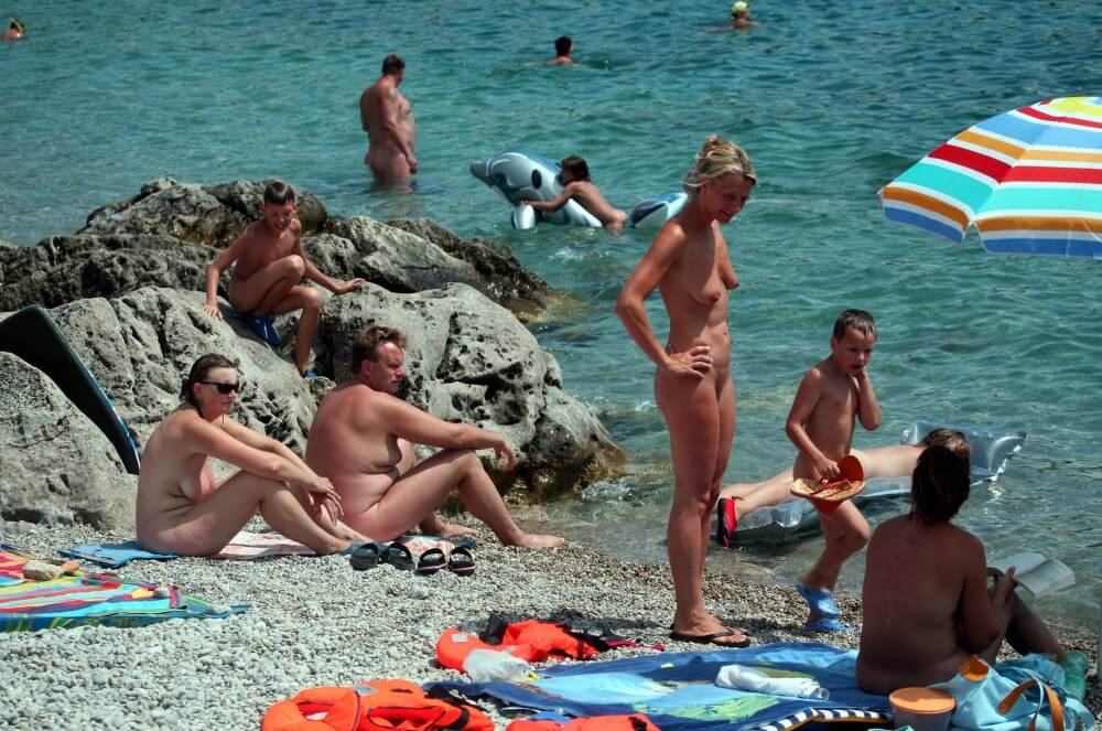 Rock Side Family Camping pics - Naturists live easily and freely