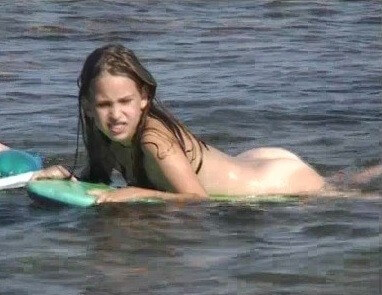 Naturistin: Julia and Hanna Am Meer - A nudist values simplicity in life and naturalness in expression