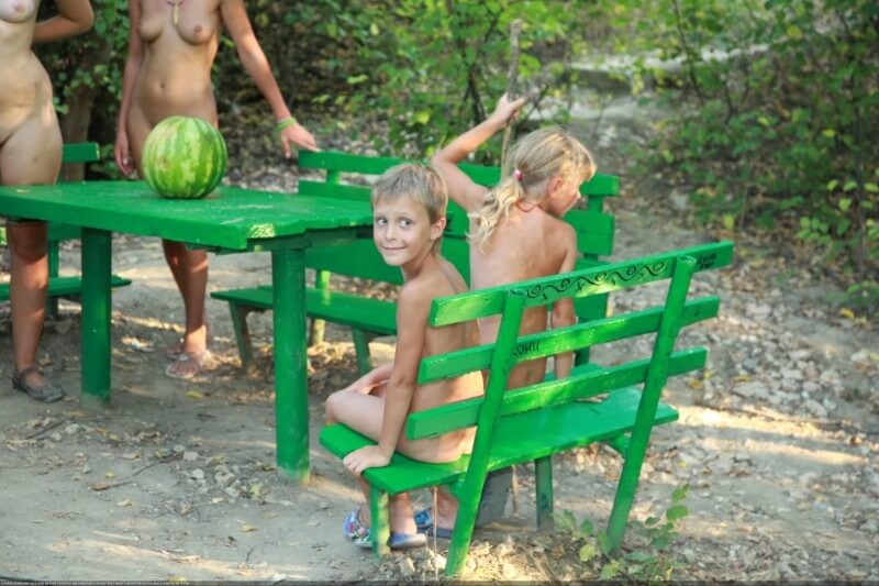 Naturists green picnic photos - Boundaries disappear in the world of nudism