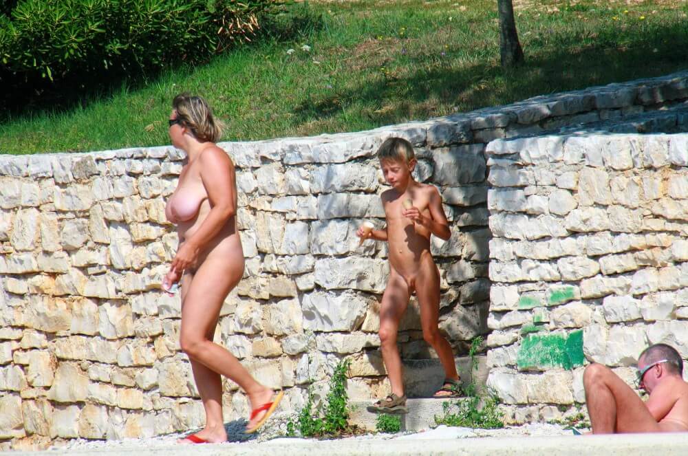 Ula FKK Wall-Side Families pics - Nature fills naturists and nudists with energy and inspiration
