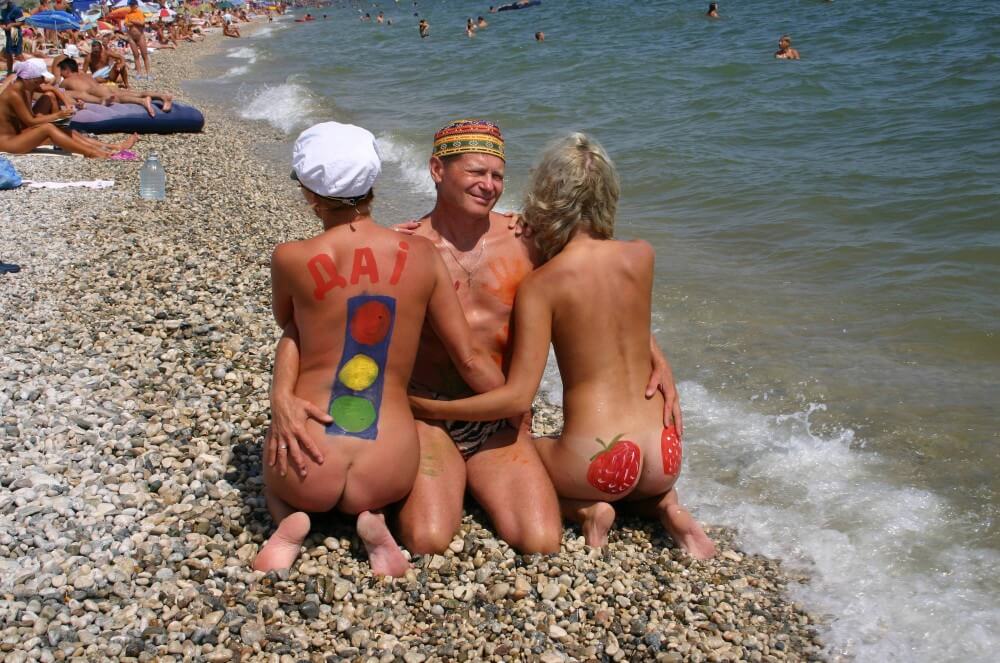 Bold Outdoor Nude Poses pics - Taking off ones clothes is a way to strengthen inner harmony