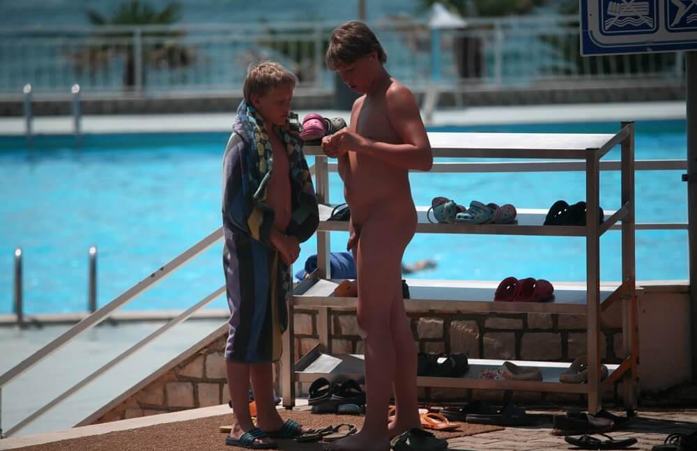 Scooter Travel Mid Day pics - A nudist values trust and friendliness among people