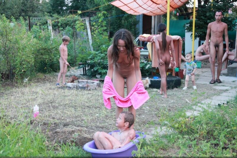 Green barrel of fun-grassy fields of gold photos - Nudism teaches you to appreciate the present