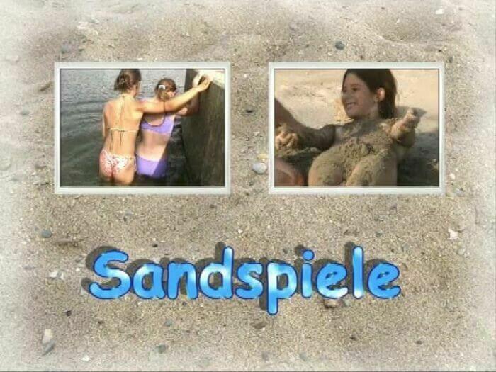 Naturistin: Sandspiele - In naturism, people are equal regardless of circumstances