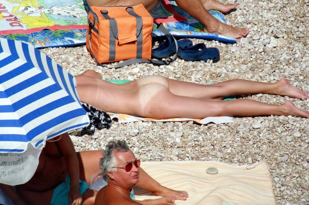 Naturists Beach Relaxation pics - Visit a nudist beach