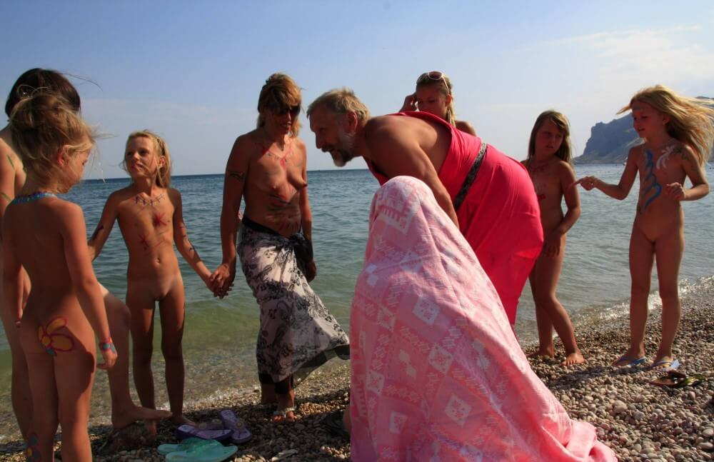Water Drying Off pics - Sincerity and openness are the foundation of the nudist and naturist lifestyle