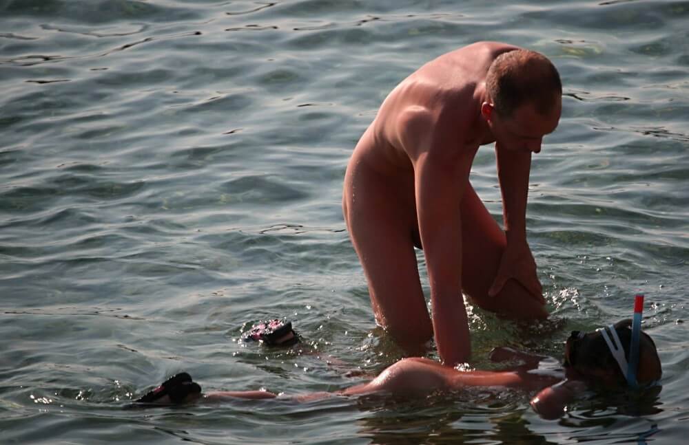 Father Floats His Daughter pics - Nature is the best home for those who practice naturism and nudism