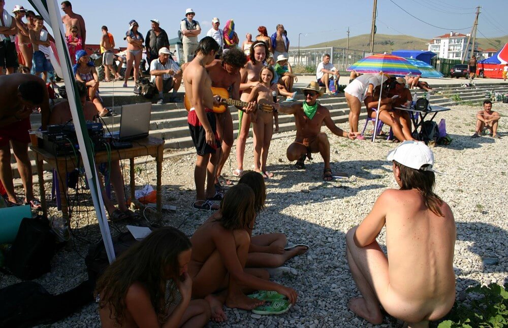 Nude Party By The Steps pics - Naturism enthusiasts around the world