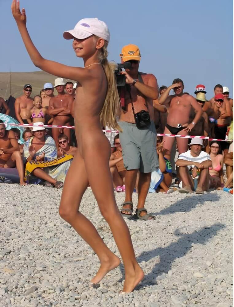 Holiday of the Neptune photos - Naturists love movement and activity