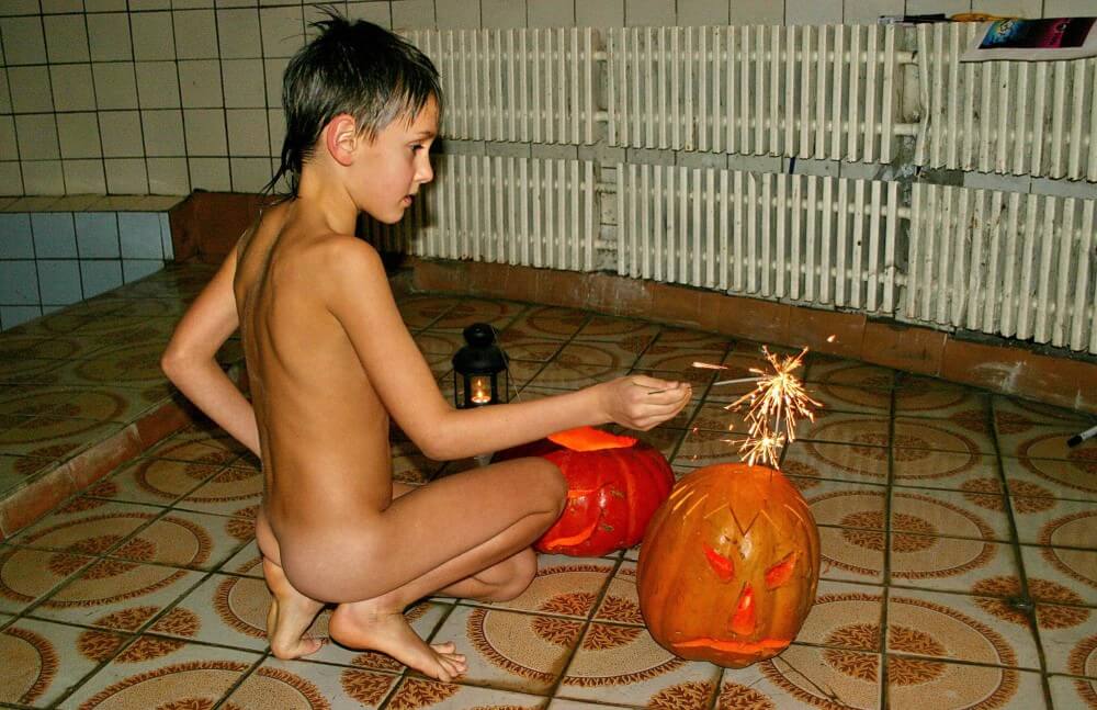 Naturism photo gallery # 20 - Many consider a free body and nudism to be central to their lives
