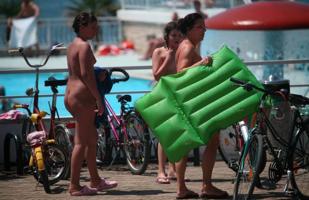 Outdoor Pool Sideliners pics - Nudism helps people overcome their insecurities