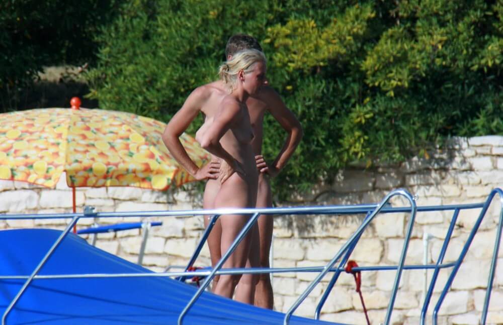 Casual Beachside Strolling pics - Nudism reduces self-consciousness