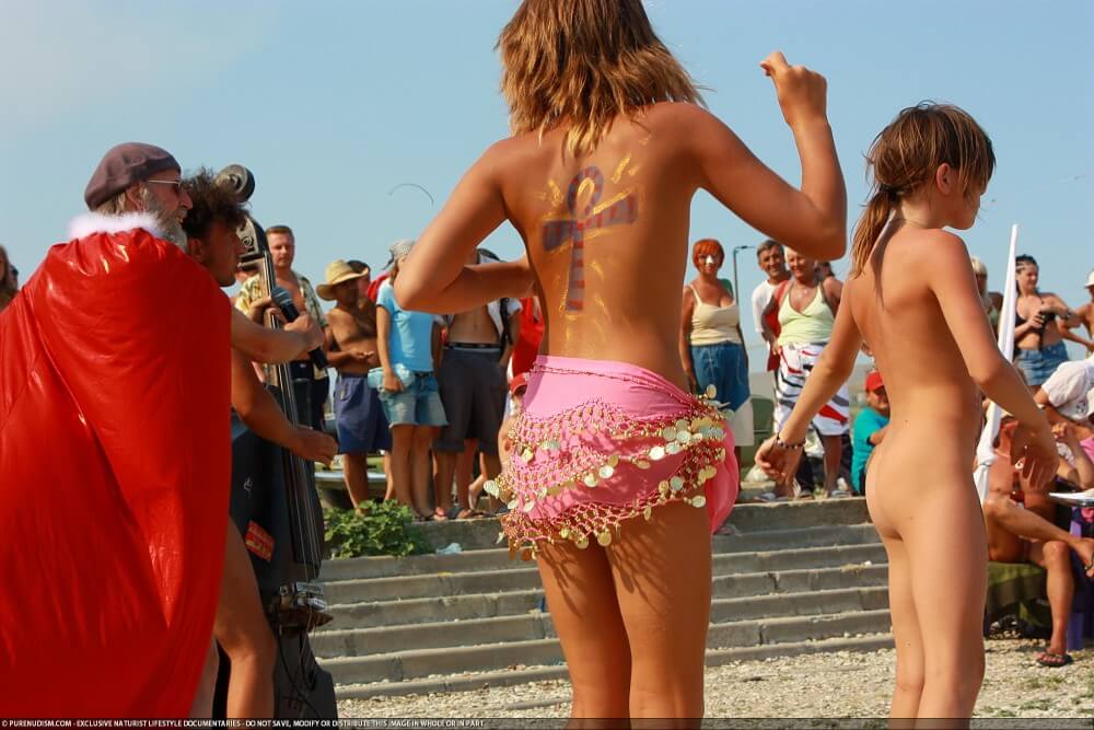 Colorful Carnival Dancing photos - In this nudist movement, voluntariness and comfort are important