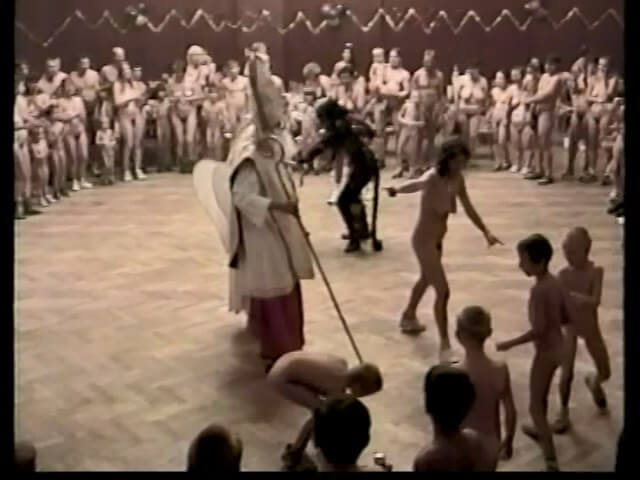 Helios Natura: Christmas Kinder Spiele - Living together in nature is a hallmark of nudists